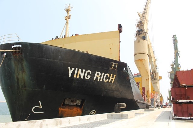 Cận cảnh lấy mẫu phân tích 168 tấn bột nhập khẩu của Formosa