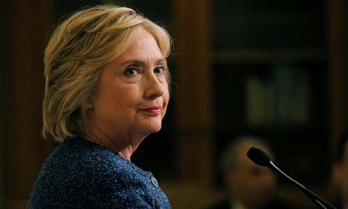 Trump bám đuổi sít sao, người ủng hộ Clinton đứng ngồi không yên