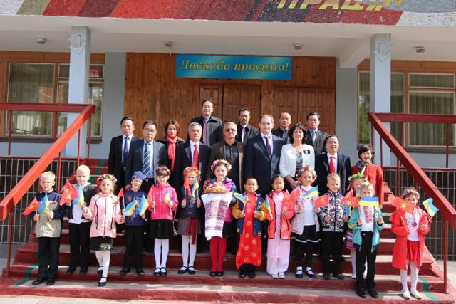 Học sinh Trường phổ thông mang tên Hồ Chí Minh tại Kiev, Ucraina tham gia hoạt động “Chim bồ câu hòa bình cho Việt Nam”