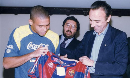 Phó chủ tịch Barca phải đóng giả làm bồi bàn để chiêu mộ Ronaldo