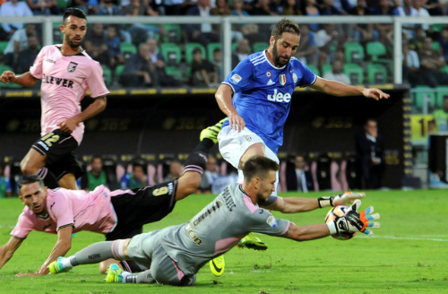 Juventus giữ ngôi đầu Serie A nhờ đối thủ đá phản lưới