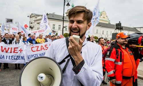 6.000 y bác sĩ Ba Lan biểu tình đòi tăng lương