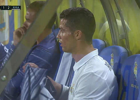 Ronaldo bị nghi chửi Zidane sau khi rời sân