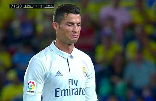 Ronaldo bị nghi chửi Zidane sau khi rời sân