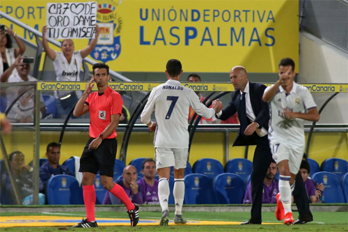 Báo chí Tây Ban Nha thi nhau lên án Ronaldo, bênh HLV Zidane