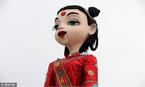 Trung Quốc trưng bày con rối khổng lồ cao hơn nhà 4 tầng