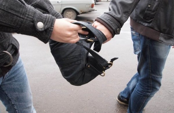 Tại Kremenchuk, cảnh sát tuần tra bắt nhóm tội phạm chuyên cướp người nước ngoài