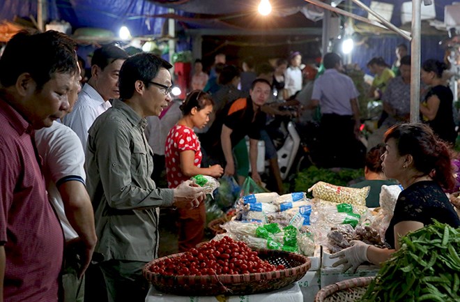 Tiểu thương bất ngờ gặp Thủ tướng tại chợ Long Biên lúc mờ sáng