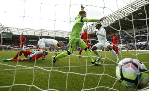 Liverpool thắng ngược Swansea, lên thứ hai Ngoại hạng Anh
