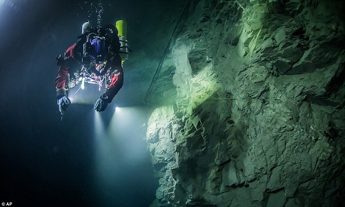 'Động không đáy' dưới nước sâu nhất thế giới