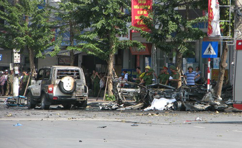 Xe taxi nổ như bom, ít nhất hai người chết
