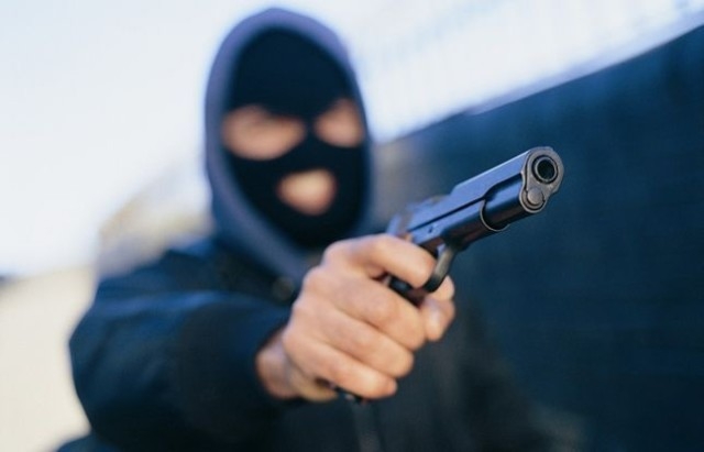 Tại thủ đô Kiev, những tên cướp bịt mặt tấn công, cướp súng của cảnh sát