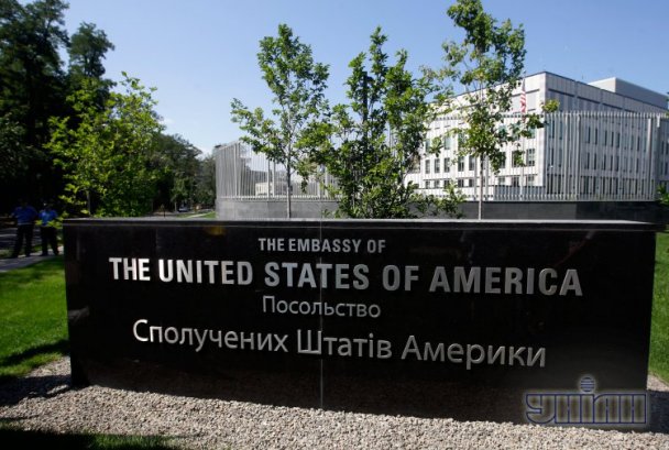 Đại sứ quán Mỹ tại Ukraine bị người biểu tình phong tỏa và bị ném những đồng tiền đô la