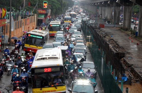 Hà Nội muốn thêm 500 xe buýt nhưng... sợ không có đường chạy!