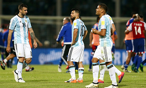 Aguero đá hỏng phạt đền, Argentina thua Paraguay