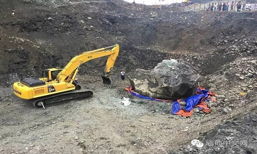 Khối đá ngọc bích gần 200 tấn ở Myanmar