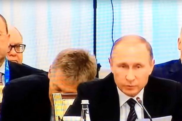 Quan chức Nga ngủ gật ngay sau lưng ông Putin trong họp báo