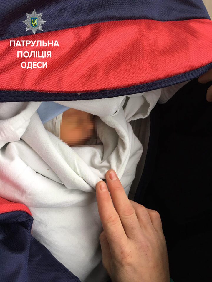 Tại Odessa một trẻ sơ sinh bị bỏ lại cạnh bệnh viện trong một chiếc túi