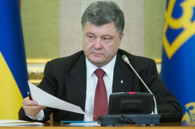 Tổng thống Ukraine Poroshenko ký luật cung cấp tài chính bổ sung cho quân đội hơn 7 tỷ grivna