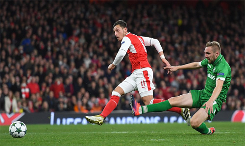 Ozil ghi hat-trick, Arsenal thắng 6-0 ở Champions League