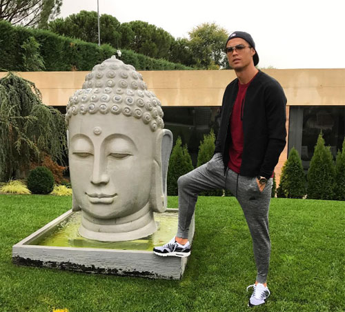 Ronaldo gây phẫn nộ với ảnh dẫm chân lên khu vực đặt tượng Phật