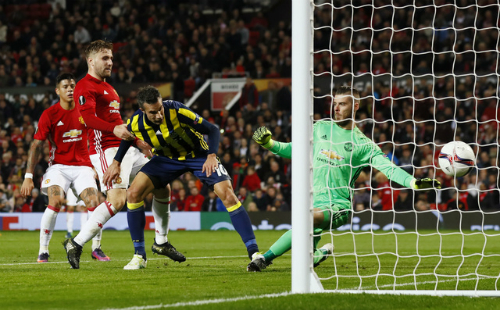 Pogba lập cú đúp, Man Utd đè bẹp đội của Van Persie