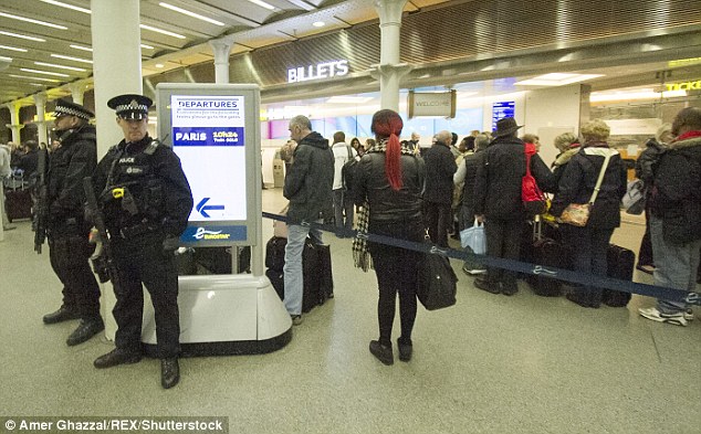 Tại London hơn 500 người phải sơ tán khỏi sân bay