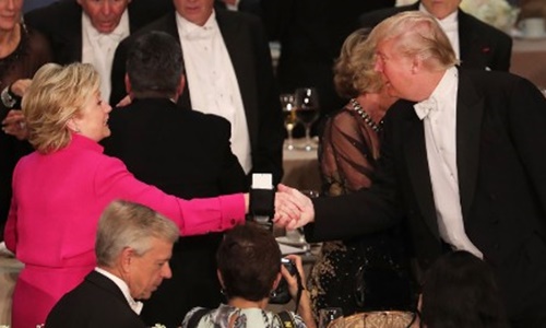 Bữa tiệc tối đầy lời châm chọc của Trump và Clinton