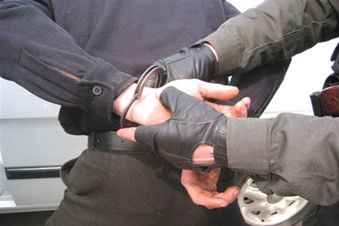 Tại Kiev, cảnh sát tuần tra bắt giữ người đàn ông ăn cắp 180 ngàn grivna trong xe