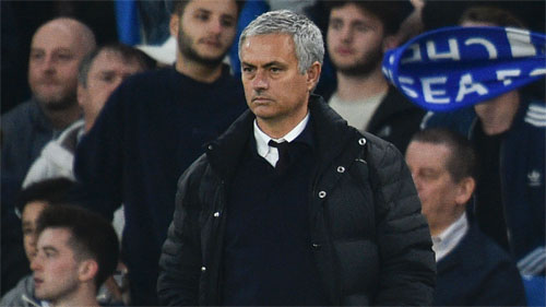 Mourinho lạnh nhạt và rời xa học trò trên sân tập Man Utd