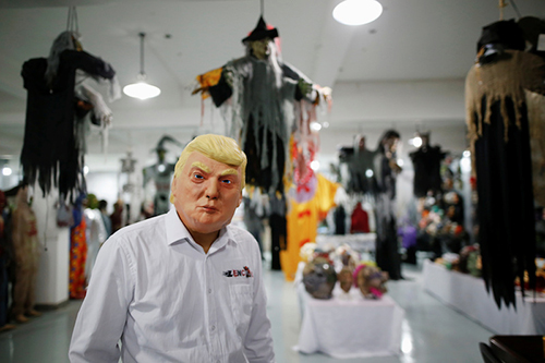 Mặt nạ Trump hút khách hơn Clinton dịp Halloween