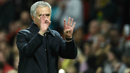 Mourinho chắp tay xin lỗi sau chiến thắng Man City