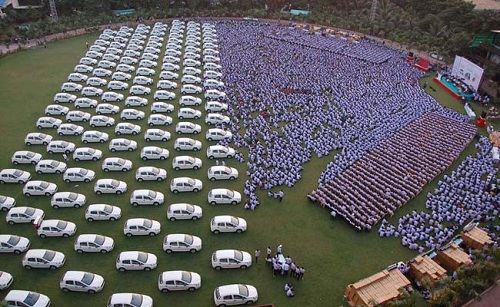 Ông chủ Ấn Độ thưởng hơn 1.000 xe hơi, 400 căn hộ cho nhân viên