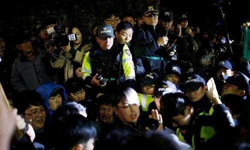 Hàng nghìn người Hàn Quốc biểu tình đòi tổng thống từ chức