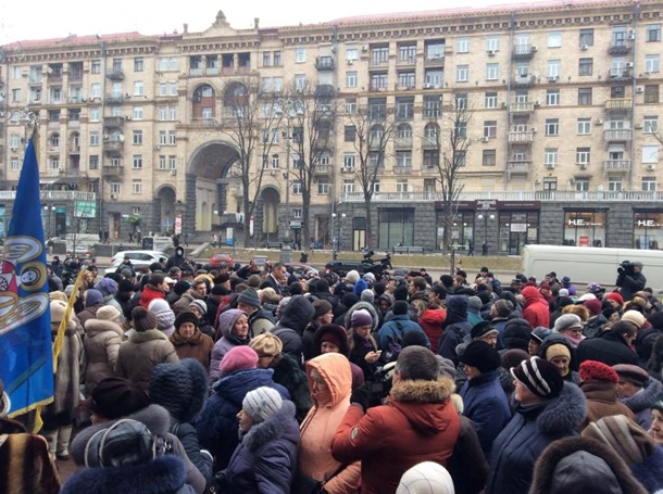 Những người gửi tiền ngân hàng bị phá sản biểu tình phong tỏa trung tâm Kiev