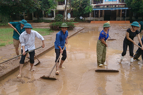 Mưa lũ miền Trung làm 3 người mất tích