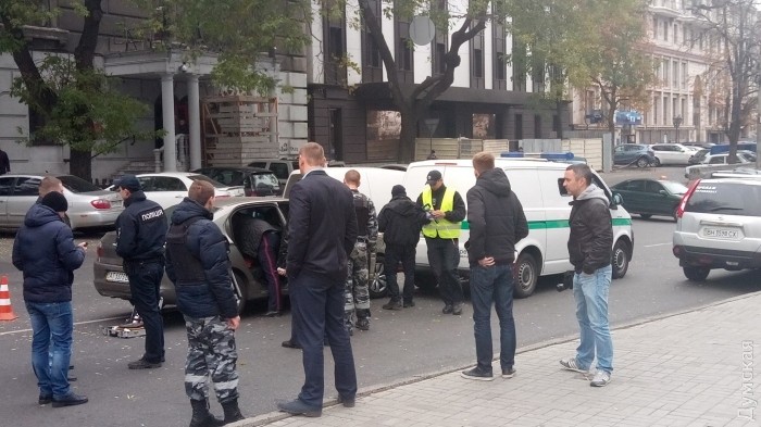 Tại trung tâm Odessa chiếc xe Citroien lao vào chiếc xe của nhà băng và bị bắn