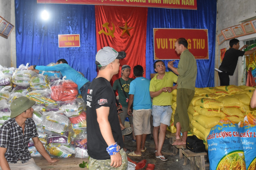 Tiki chung tay cùng bà con vùng rốn lũ vượt khó khăn