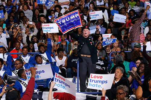 Obama bảo vệ fan của Trump trước biển người ủng hộ Clinton