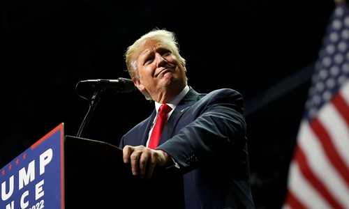 Những bước chạy nước rút cuối cùng của Trump và Clinton