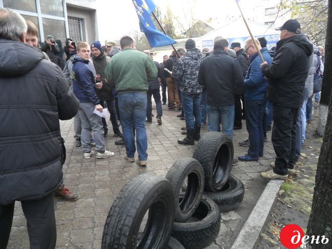 Tại Cherkasi biểu tình chống bổ nhiệm giám đốc sở cảnh sát tỉnh: Những người biểu tình đốt lốp xe cạnh toà nhà cảnh sát