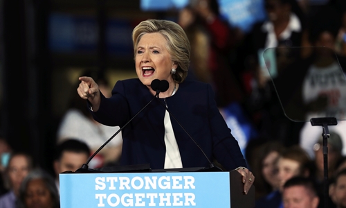 Những bước chạy nước rút cuối cùng của Trump và Clinton