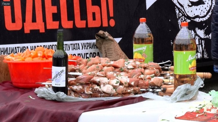 Nhân dịp Saakasvili từ chức, cạnh toà nhà Ủy ban hành chính tỉnh Odessa tổ chức liên hoan ca nhạc và thịt nướng