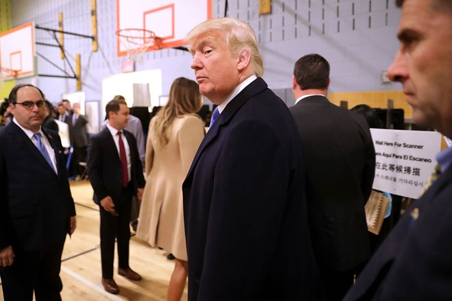 Khoảnh khắc ông Trump “nhìn trộm” lá phiếu của vợ gây “chấn động”
