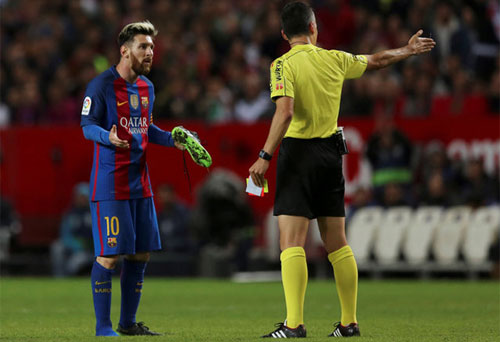 Barca kháng án chiếc thẻ vàng của Messi
