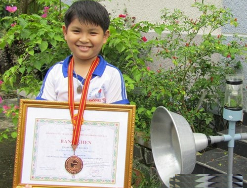 Nhà sáng chế tí hon, thất bại ba lần trước khi chế thành công máy diệt ruồi