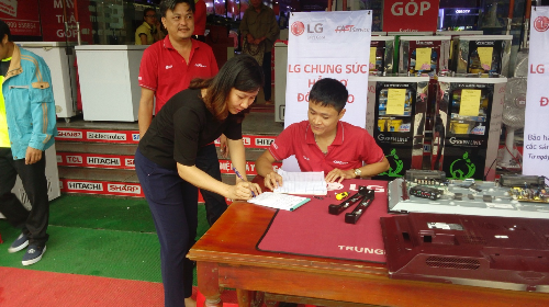 LG Việt Nam sửa chữa đồ điện tử miễn phí cho bà con vùng lũ