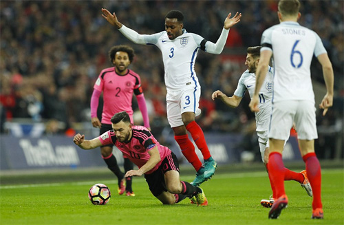 Anh đại thắng Scotland bằng hat-trick đánh đầu