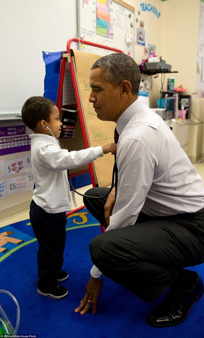 Những hình ảnh sẽ đi vào lịch sử của Tổng thống Obama