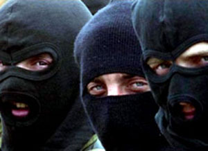 Tại quận Darnhisa, thủ đô Kiev, ba kẻ bịt mặt cướp cửa hàng bán đồ trang sức